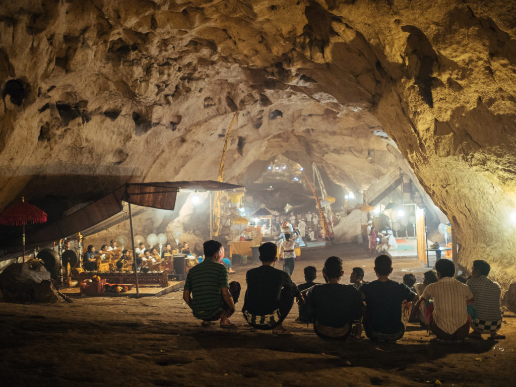 Assemblée dans la grotte de Pura Goa Giri Putri, Nusa Penida