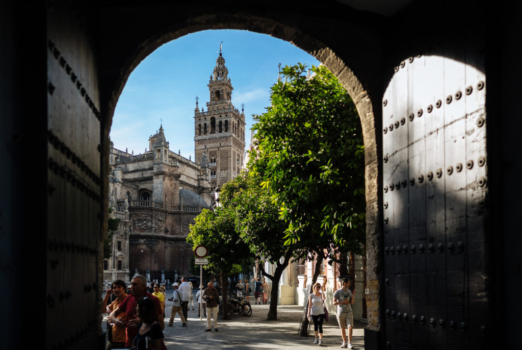 La Giralda vue depuis la sortie du Real Alcázar de Sevilla