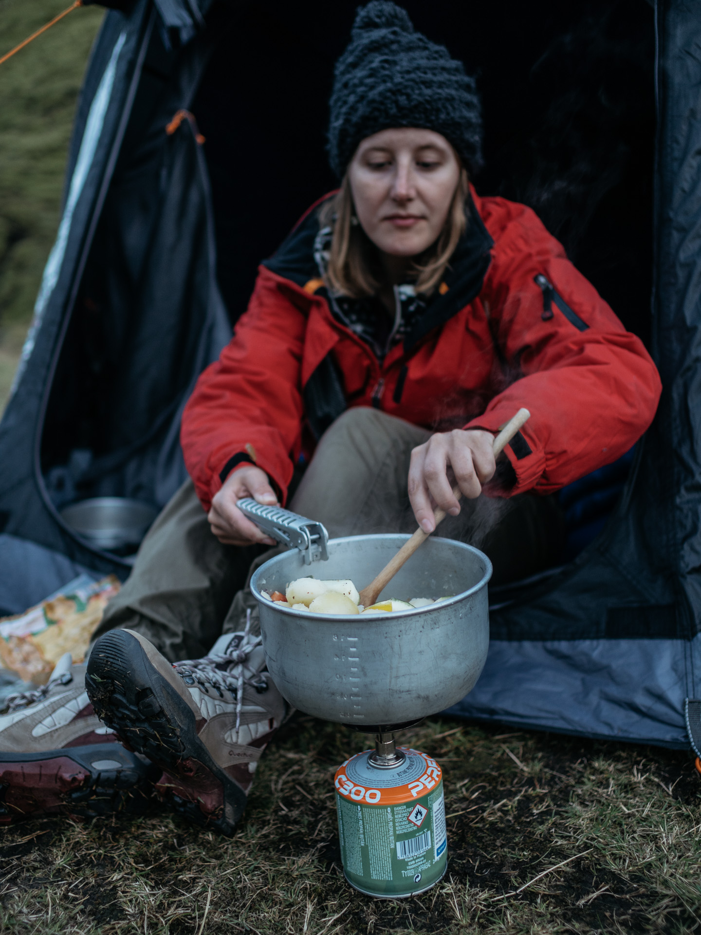 Cooking in Þakgil campsite